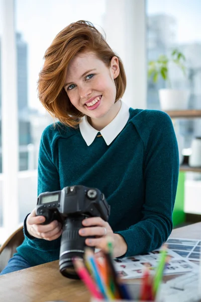 Hipster fotograf tittar på kameran — Stockfoto