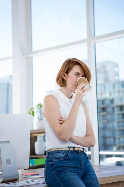 Hipster empresária sentado na mesa — Fotografia de Stock