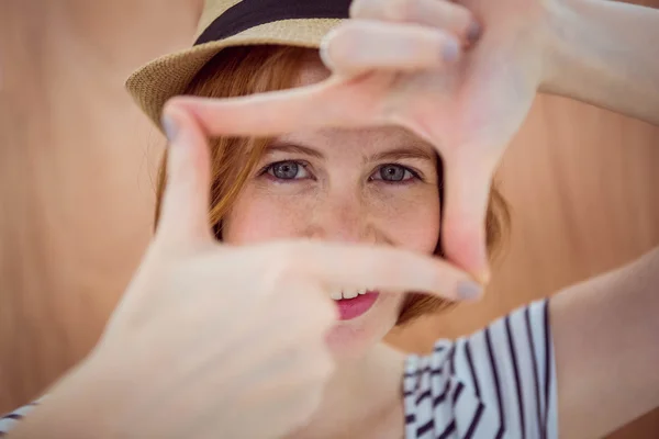 Hipster looking through her hands — Stock Photo, Image