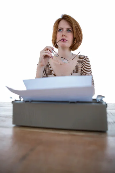 Mujer hipster delante de su máquina de escribir —  Fotos de Stock