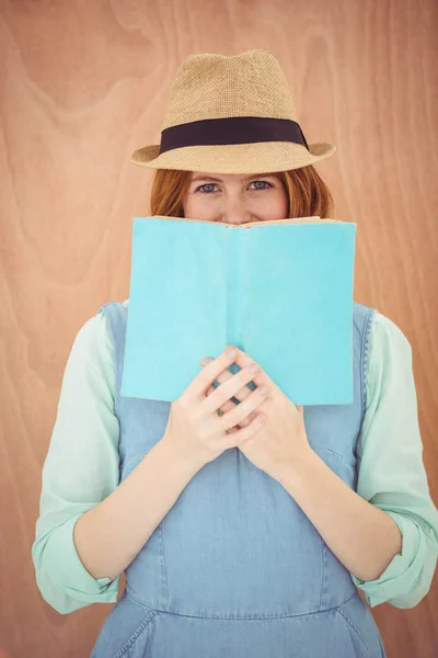 Hipster vrouw kijkt uit over het boek — Stockfoto