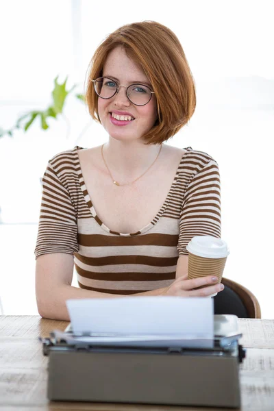 Hipster donna in possesso di tazza di caffè — Foto Stock