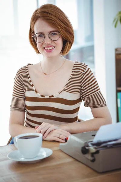 Mulher hipster com café e máquina de escrever — Fotografia de Stock