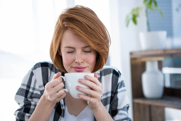 流行に敏感な女性が一杯のコーヒーの臭いがします。 — ストック写真