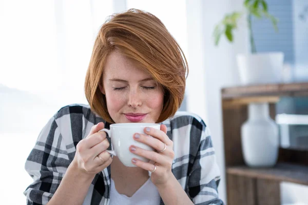 Hipster donna odore tazza di caffè — Foto Stock