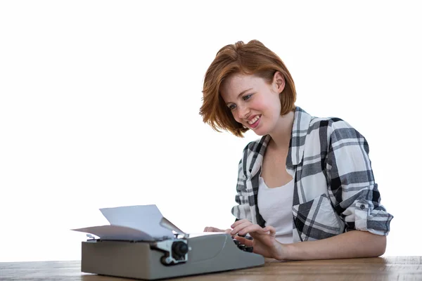 Hipster-Frau tippt auf Schreibmaschine — Stockfoto