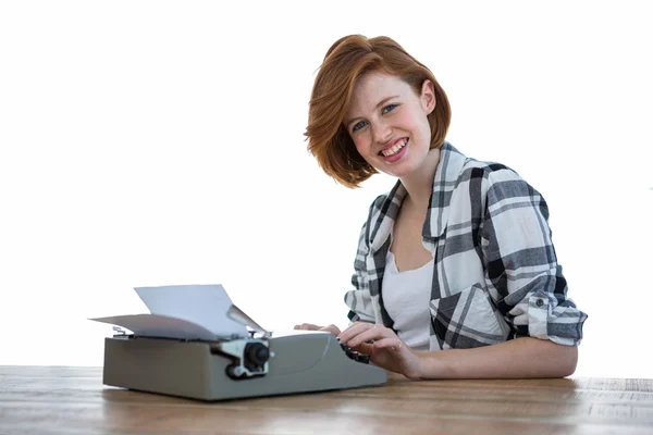 Femme hipster tapant sur la machine à écrire — Photo