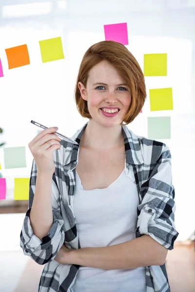 Hipster-Frau hält Stift in der Hand — Stockfoto