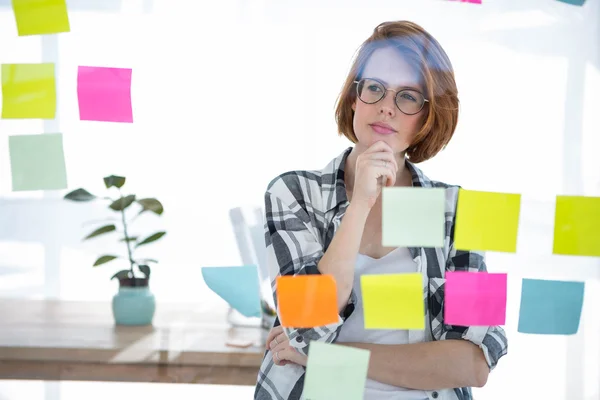 Tankeväckande hipster kvinna brainstorming över anteckningar — Stockfoto