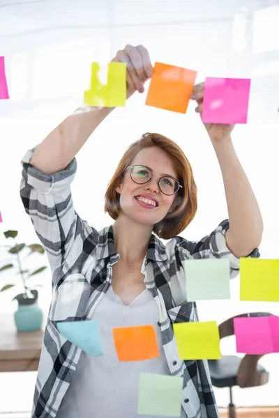 Mujer hipster pegando notas —  Fotos de Stock