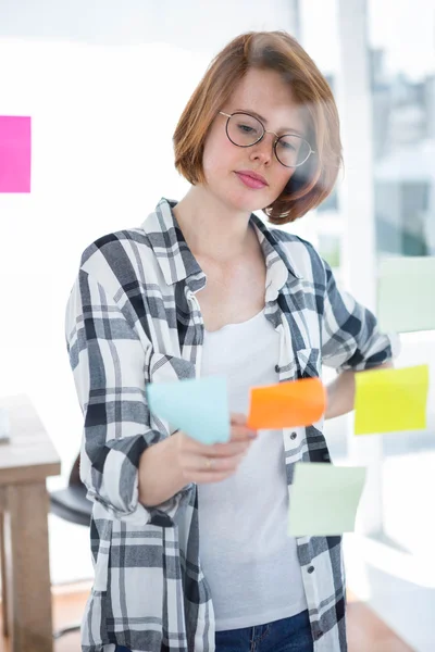 Hipster mujer leyendo post it notes —  Fotos de Stock