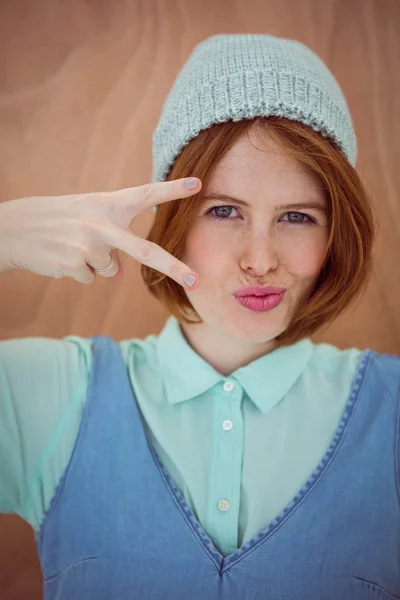 Mulher hipster usando chapéu gorro — Fotografia de Stock