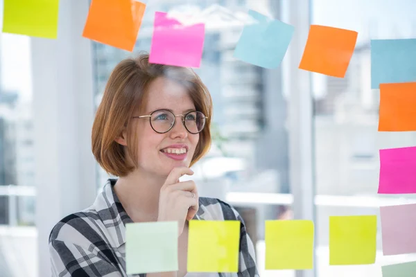 Hipster vrouw steken notities — Stockfoto