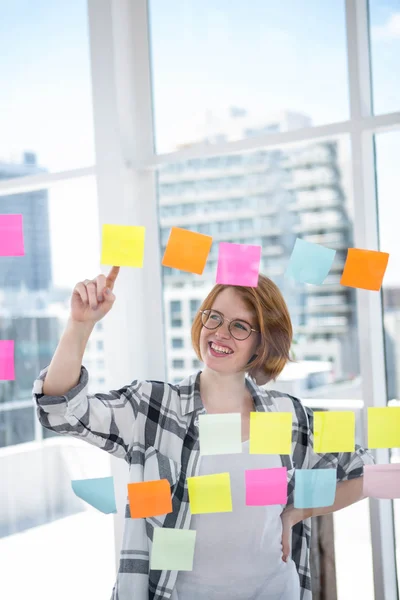 Mujer hipster pegando notas — Foto de Stock