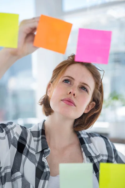 Hipster donna brainstorming su note — Foto Stock