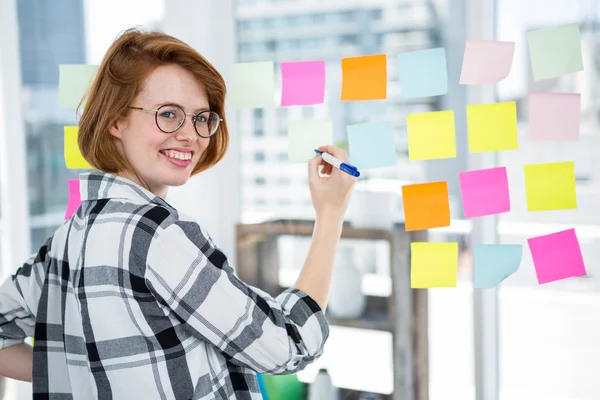 Mujer hipster pegando notas —  Fotos de Stock