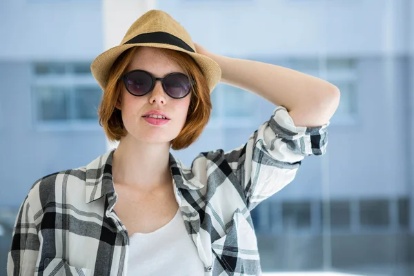 Moda hipster güneş gözlüğü takıyor — Stok fotoğraf