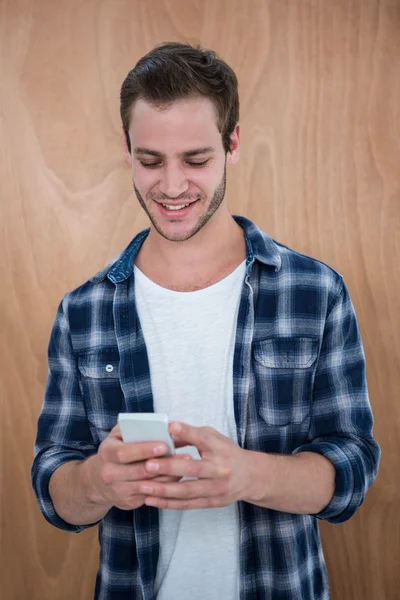 Hübscher Hipster mit Smartphone — Stockfoto