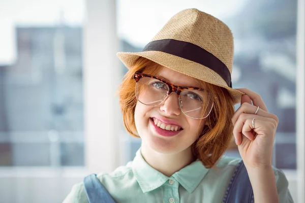 Röda haired hipster med glasögon — Stockfoto