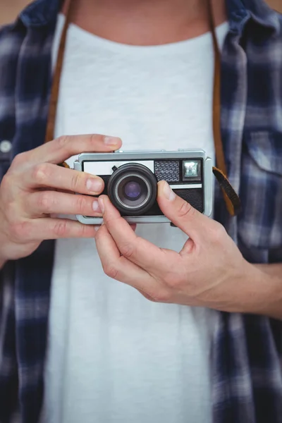 Mani maschili che tengono fotocamera retrò — Foto Stock