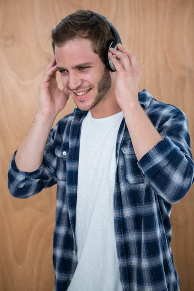 Snygg man som lyssnar på musik — Stockfoto