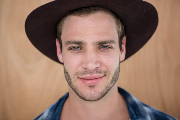 Bello hipster con il cappello — Foto Stock