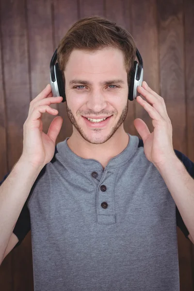 Knappe hipster luisteren naar muziek — Stockfoto