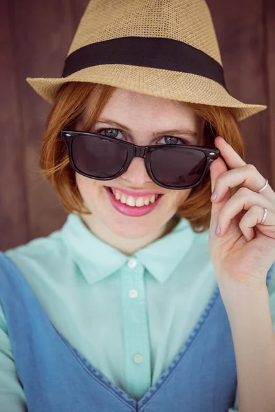 Hipster de cabelos vermelhos com óculos de sol — Fotografia de Stock