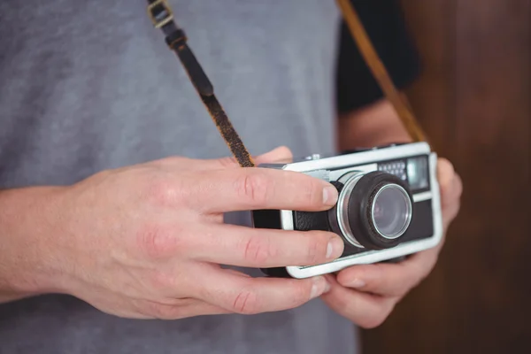 Yakışıklı hipster holding retro kamera — Stok fotoğraf