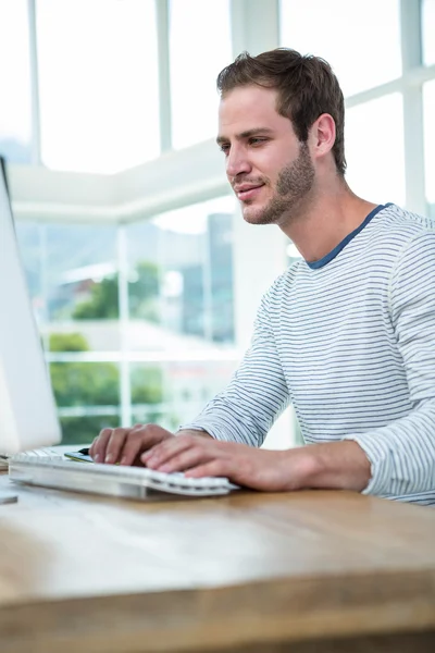 Schöner Hipster, der am Computer arbeitet — Stockfoto