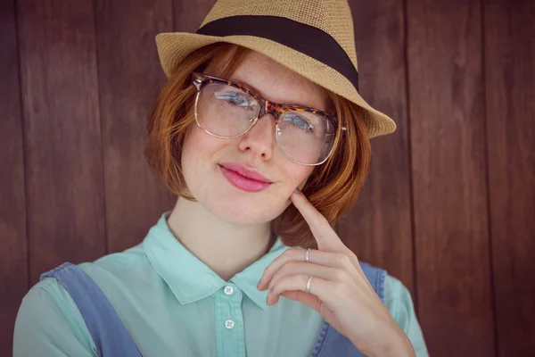 Gember hipster met trilby en glazen — Stockfoto