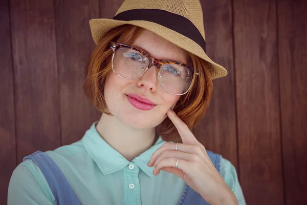 Hipster zenzero con trilby e bicchieri — Foto Stock