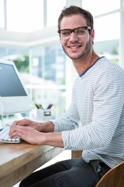 Pohledný muž pracující na počítači — Stock fotografie