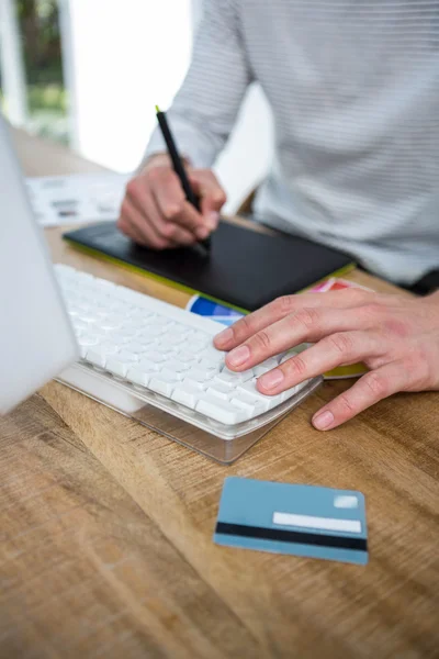 Männliche Hände, die Notizen machen — Stockfoto