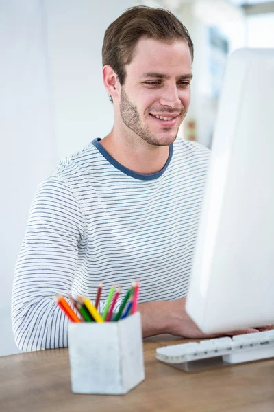 Knappe man aan het werk op computer — Stockfoto