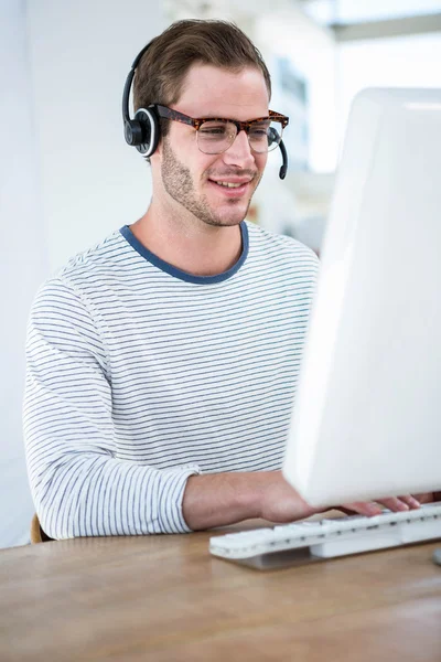 Knappe man aan het werk op computer — Stockfoto