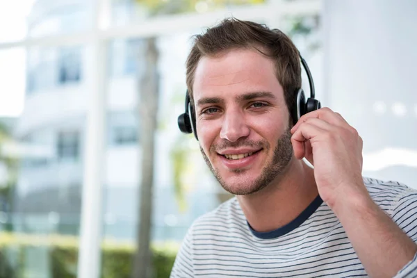 Knappe man aan het werk met headset — Stockfoto