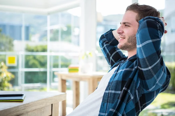 Bonito homem relaxante na cadeira de mesa — Fotografia de Stock