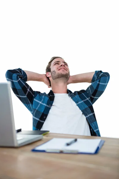 Bonito homem relaxante na cadeira de mesa — Fotografia de Stock