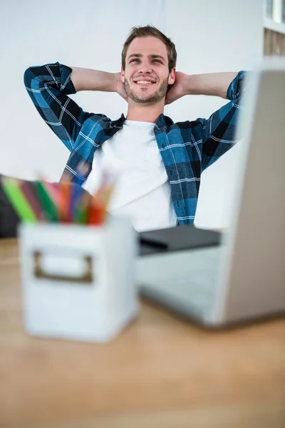 Schöner Mann entspannt sich auf Schreibtischstuhl — Stockfoto