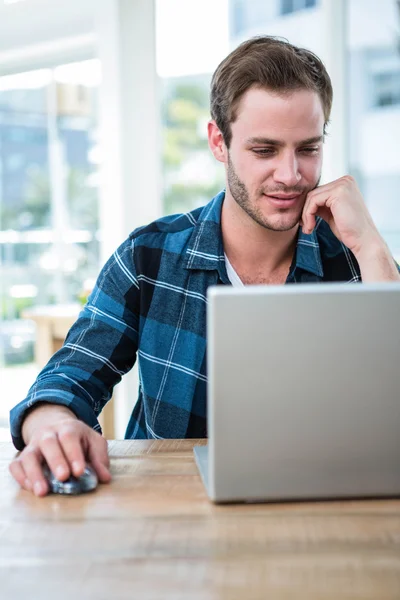 Bonito homem trabalhando no laptop — Fotografia de Stock