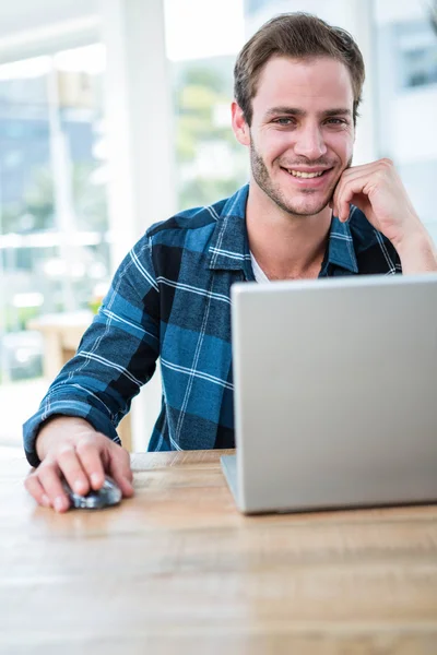 Beau homme travaillant sur ordinateur portable — Photo