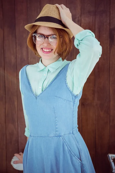 Ginger hipster sonriendo a la cámara — Foto de Stock