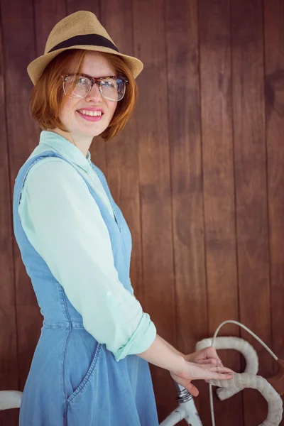 Hipster de cabelos vermelhos com óculos e bicicleta — Fotografia de Stock