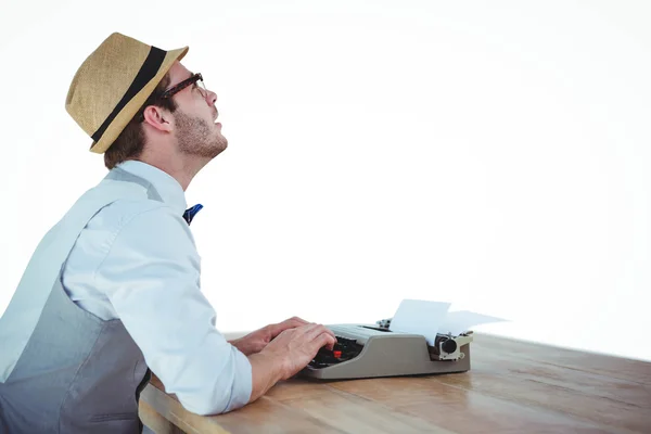 Hombre usando máquina de escribir a la antigua — Foto de Stock