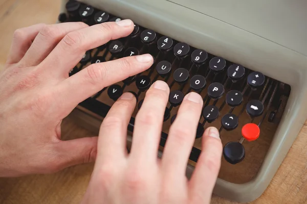 Les mains masculines tapant sur la vieille machine à écrire — Photo