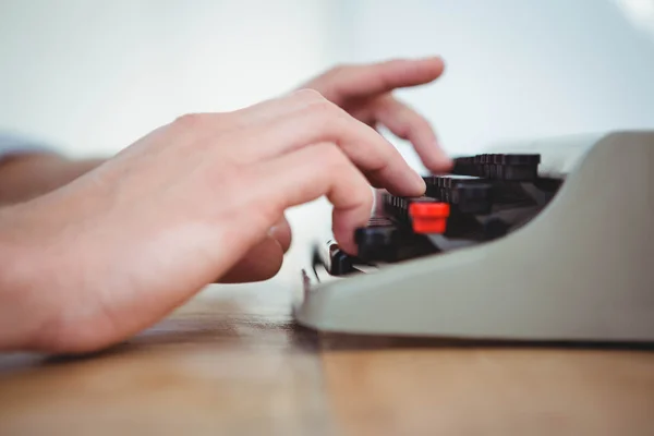 Les mains masculines tapant sur la vieille machine à écrire — Photo