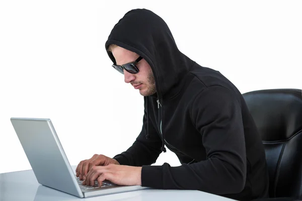 Homem de capuz preto usando laptop — Fotografia de Stock