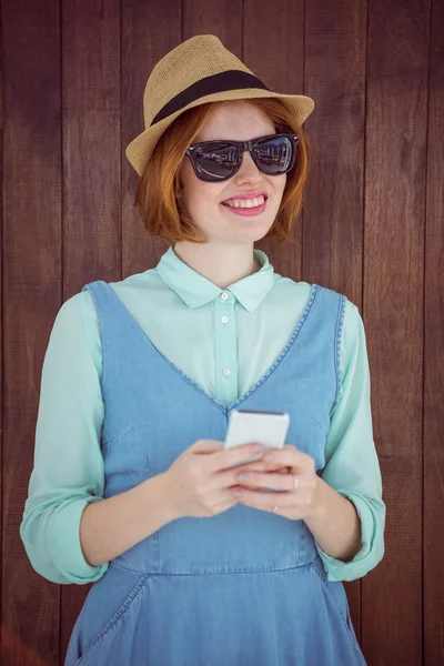 Lindo rojo pelo hipster mensajes de texto — Foto de Stock