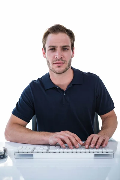 Knappe man met behulp van computer — Stockfoto